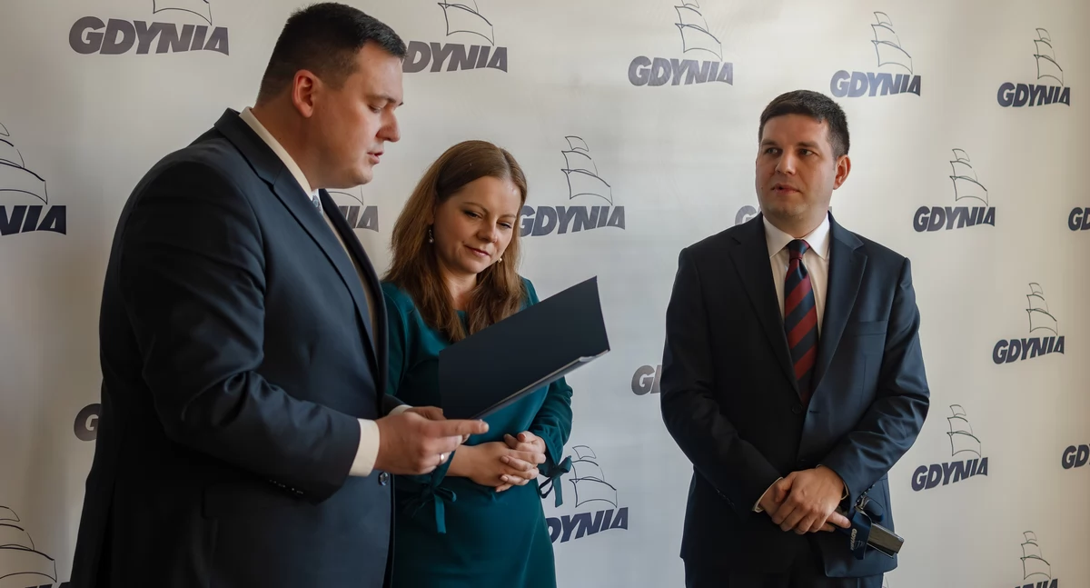 Łukasz Kobus (dyrektor Urzędu Miasta), Aleksandra Kosiorek oraz Maciej Zielonka /Fot. Natalia Kawalerowicz/gdynia.pl