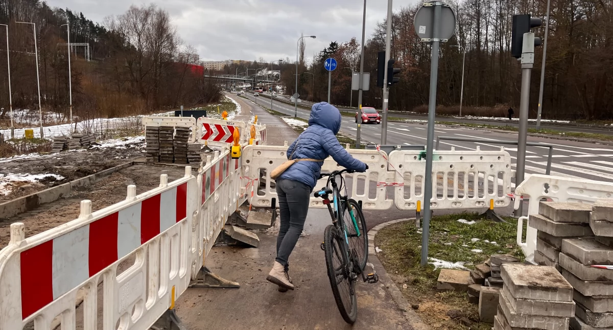 Jedna z dwóch głównych tras rowerowych na Morenę. Przez dwa tygodnie na takie warunki skazani są piesi i rowerzyści, fot. Igor Dorawa