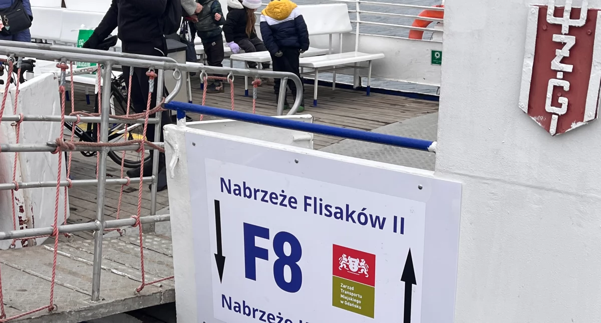 Transport miejski, Sztorm Martwej Wiśle pieszo rowerowy Przeróbkę kursuje - zdjęcie, fotografia