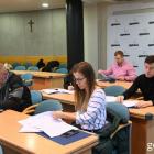 Beneficjenci programu podpisują umowy, fot. Magdalena Starnawska
