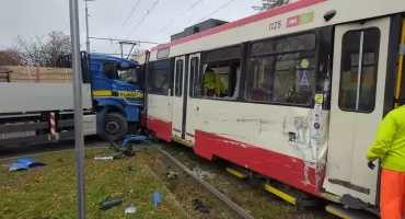 Kolejna kolizja ciężarówki i tramwaju na ulicy Kartuskiej