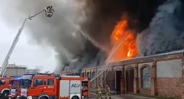 Przeróbka. Płonie dawna hala ZNTK. W środku m.in. rowery MEVO