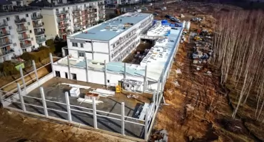 Szkoła na Morenowym Wzgórzu nabiera kształtów. Są już okna [ZDJĘCIA]
