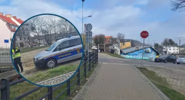 Zatrzymał się na rowerze, ale nie dotknął stopą ziemi. Straż Miejska ukarała go mandatem