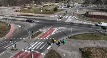 Ważna ulica w pasie nadmorskim przejdzie remont. Rowerzyści nadal na zdezelowanym chodniku